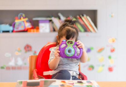 Petite fille à la crèche