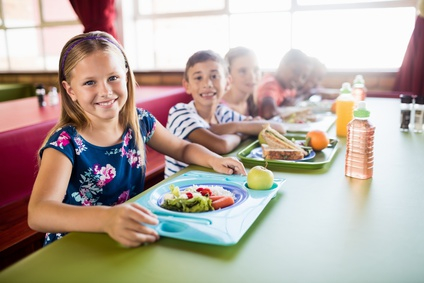 La restauration scolaire, jeunes à la cantine