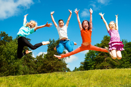 Jeunes en nature qui sautent