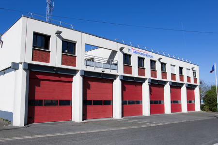 Caserne de pompiers devanture sortie de camions