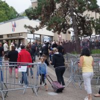 Elèves dans une cour d'école
