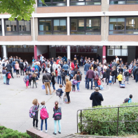 Elèves dans une cour d'école