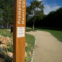Panneau dans une allée du parc d'Aubergenville