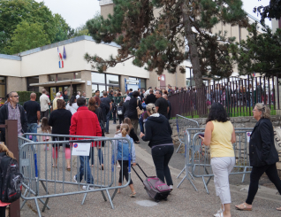 Elèves dans une cour d'école