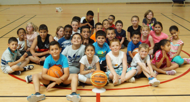 École Municipale des Sports, équipe de jeunes dans un gymnase