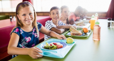 La restauration scolaire, jeunes à la cantine