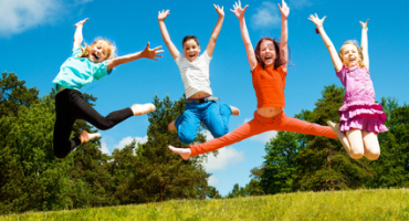 Jeunes en nature qui sautent